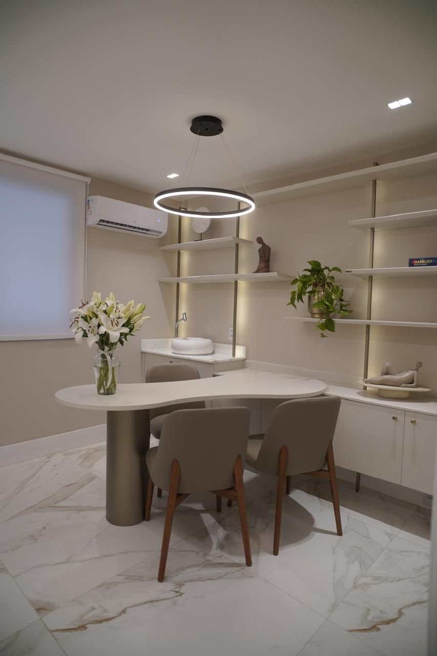 Consultório com mesa e luminária circular