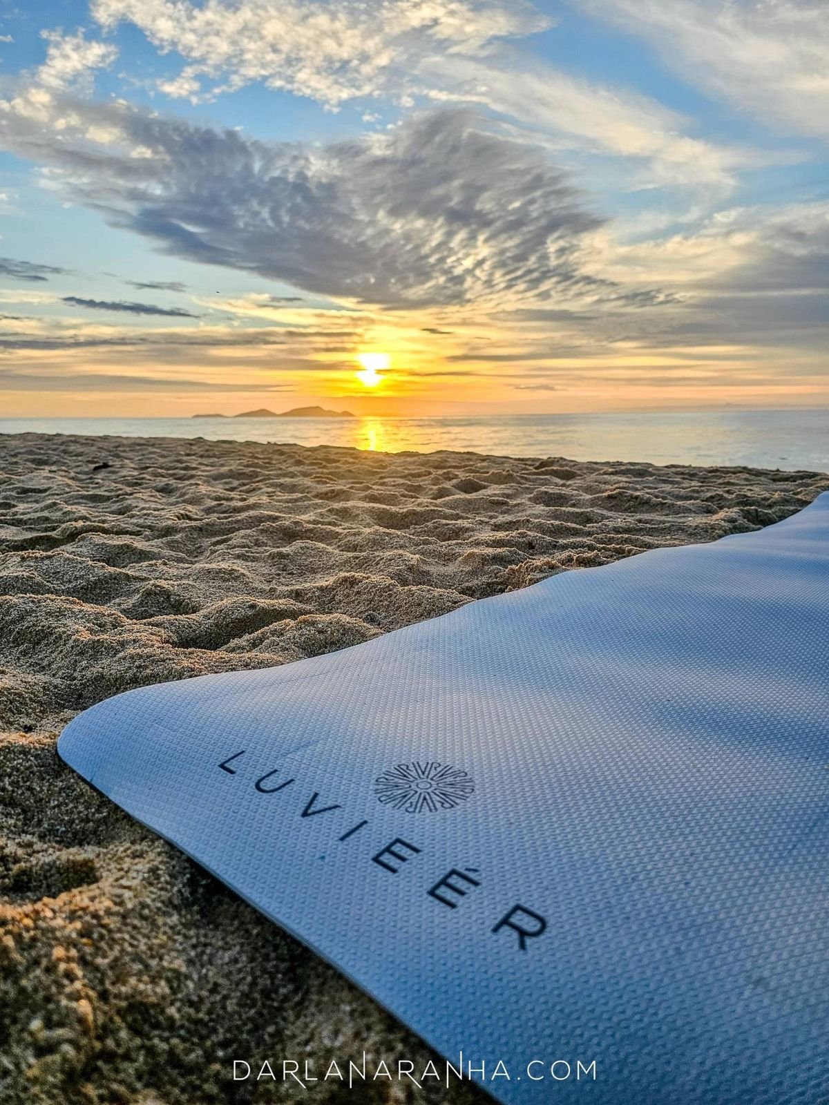 Tapete de yoga Luvieér na areia ao nascer do sol