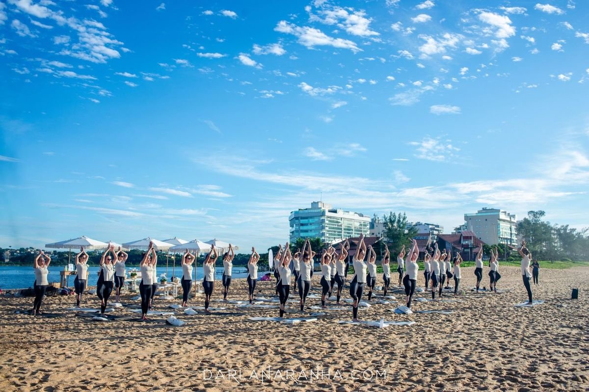 Prática de yoga na praia